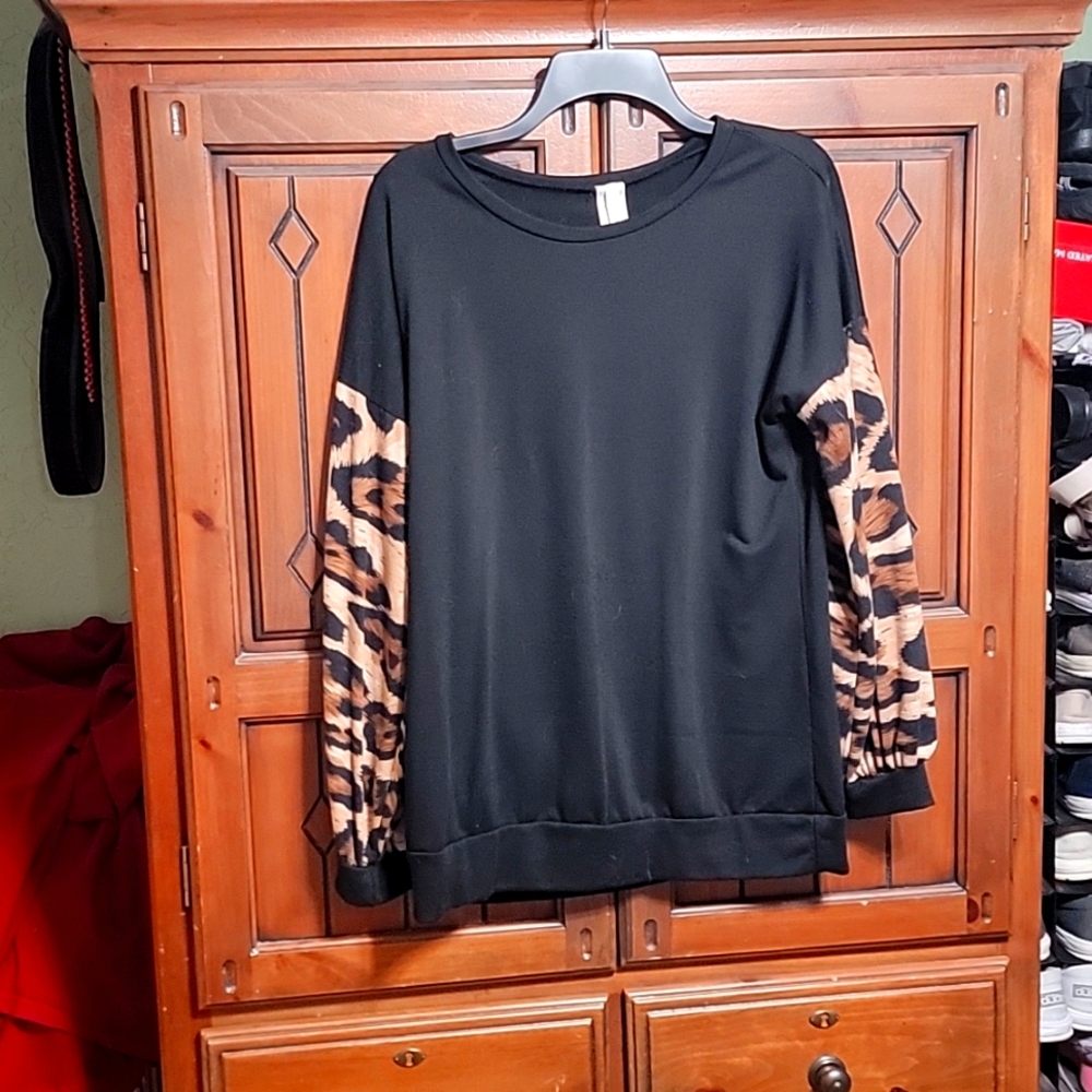 Womens top, sz med, leopard sleeves and black